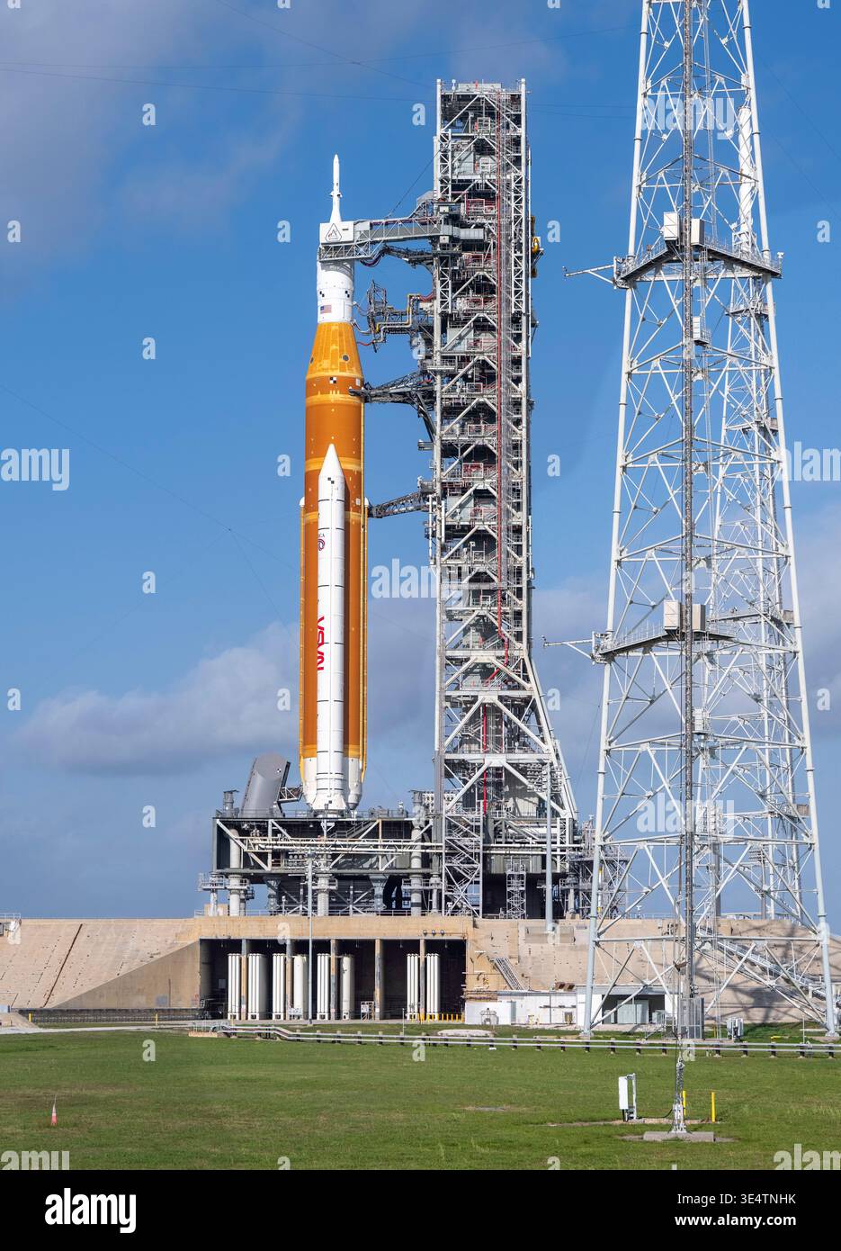 Artemis II siede sulla rampa di lancio al LC-39B al Kennedy Space Center il 29 marzo 2026. Foto Stock