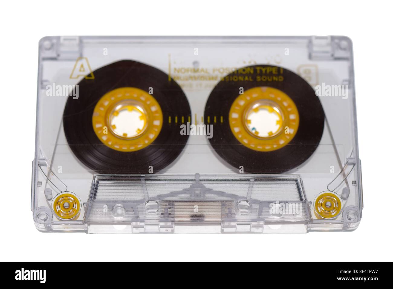 Cassetta audio retrò isolata su sfondo bianco, concetto musicale anni '80. Messa a fuoco selettiva Foto Stock