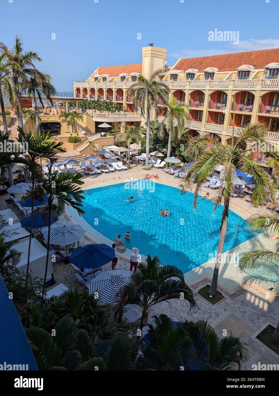 Vista della piscina da una camera del Sofitel Legend Santa Clara Cartagena Foto Stock
