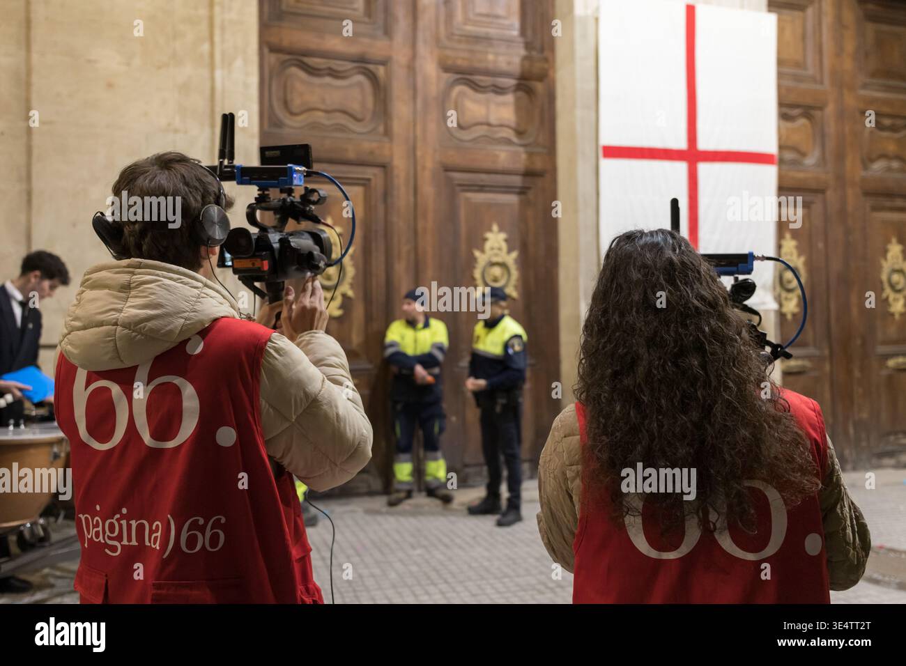 Stampa e cameraman in attesa della presentazione ufficiale del poster del festival Moros y Cristianos ad Alcoy in Spagna il 28 2026 marzo Foto Stock