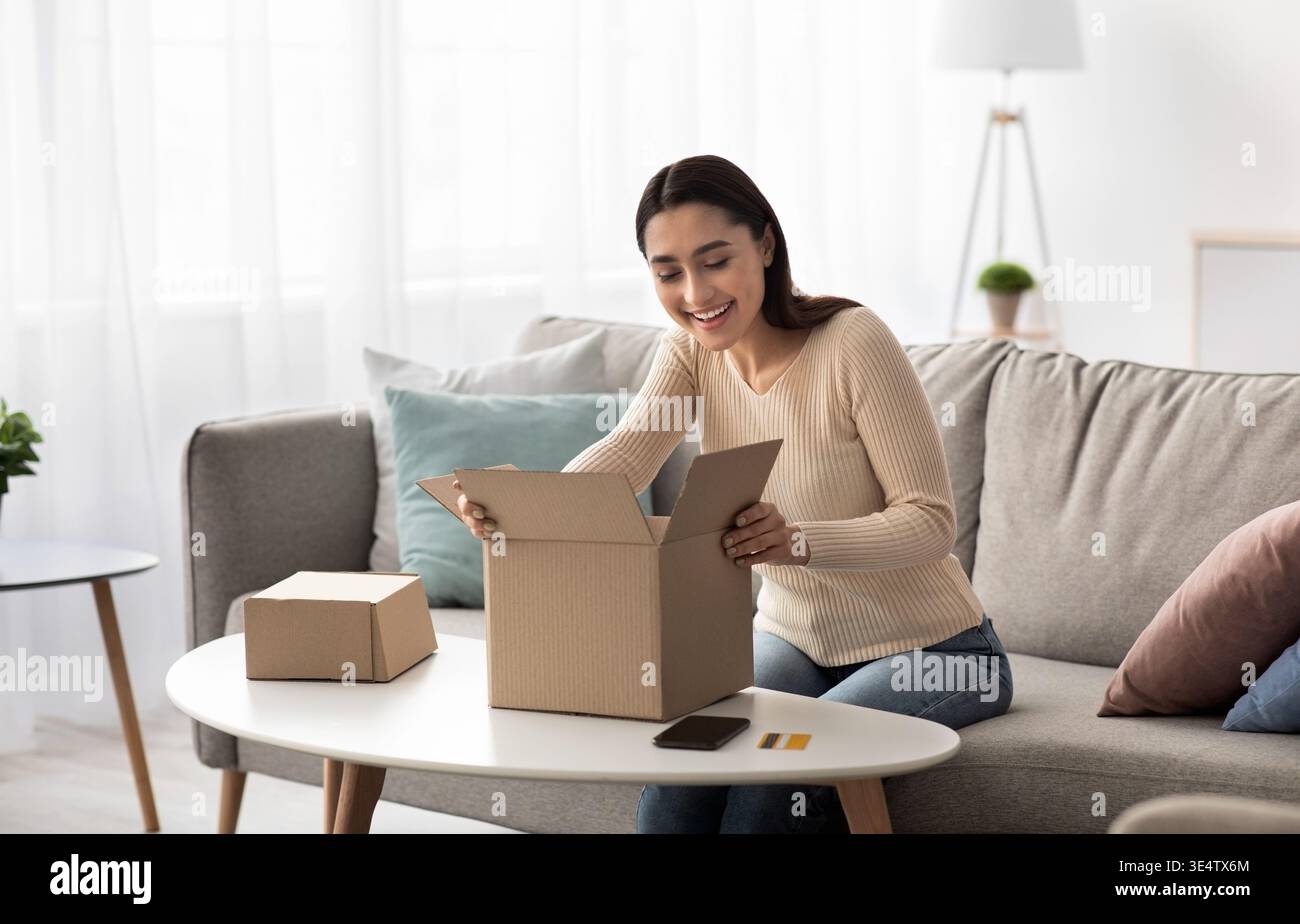 Il cliente riceve a casa una buona scatola di cartone aperta con un buon acquisto Foto Stock