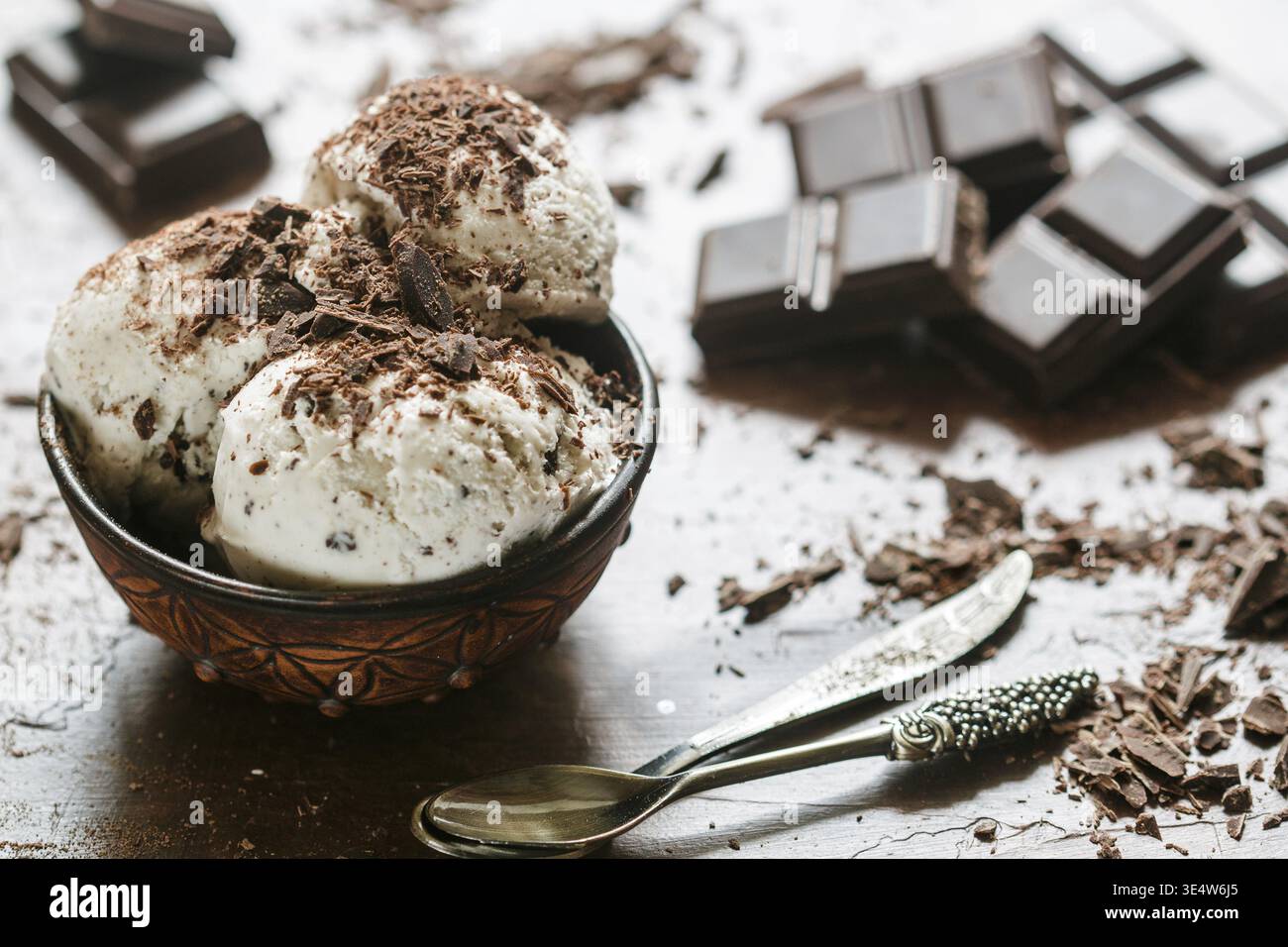 Cibo, gelato alla vaniglia fatto in casa con gocce di cioccolato. Dessert rinfrescante per buongustai. stracciatella. Messa a fuoco selettiva Foto Stock