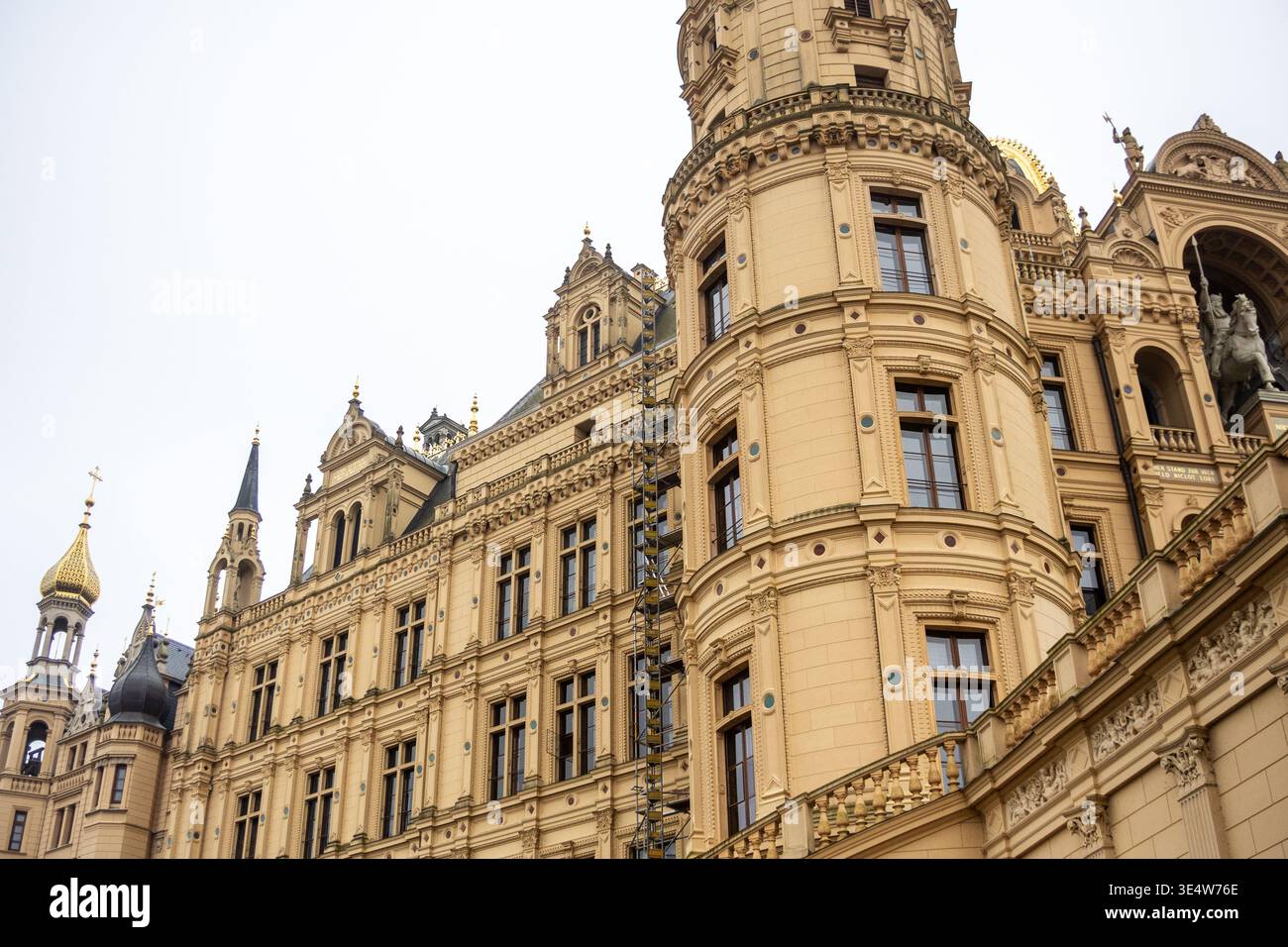 Schwerin, Germania - 11 marzo 2025: Castello di Schwerin, sede del parlamento statale del Meclemburgo-Pomerania occidentale, Germania Foto Stock