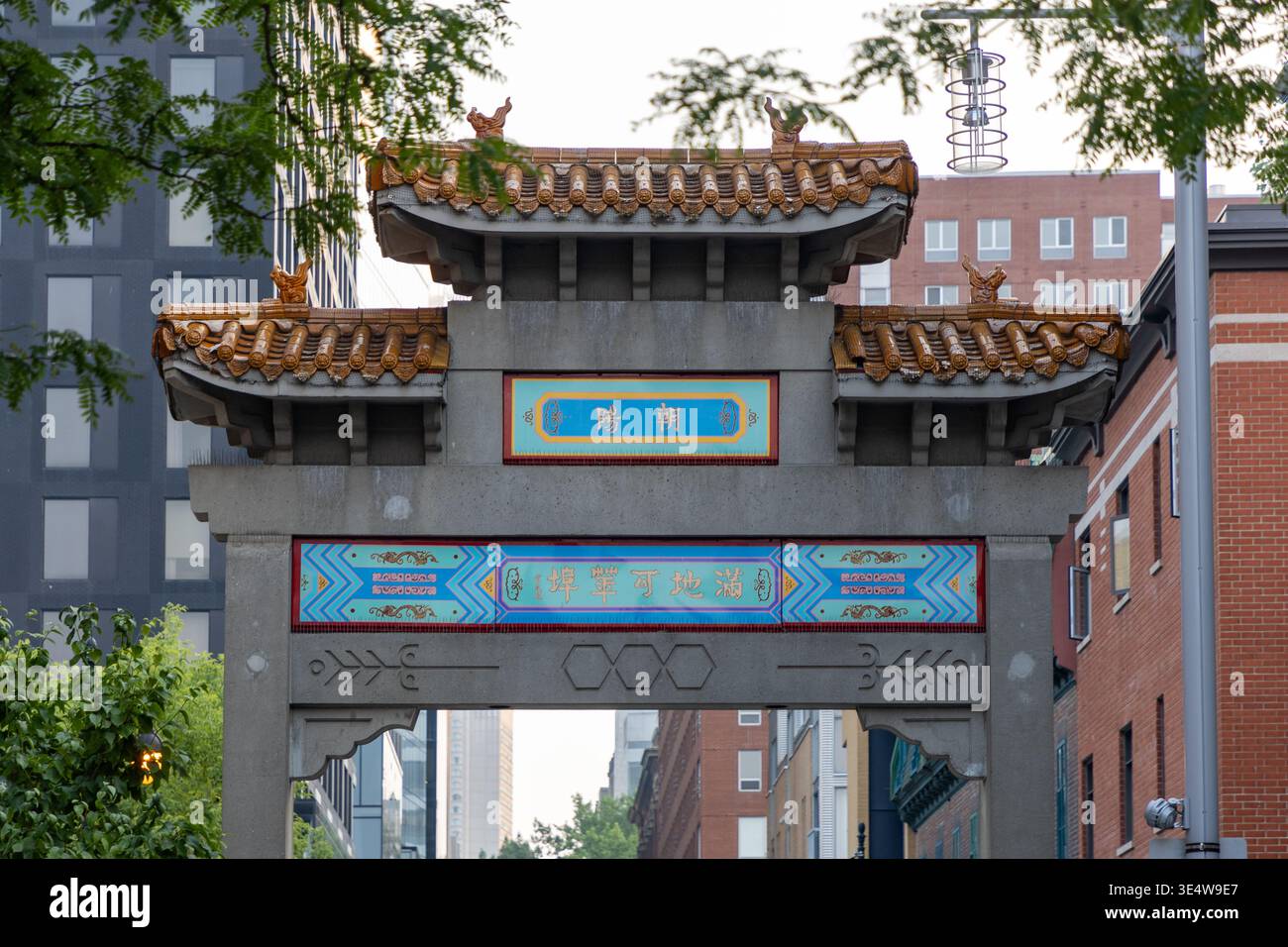 Montreal, Canada - 2 agosto 2025: Tradizionale arco cinese paifang nel centro di Montreal Foto Stock