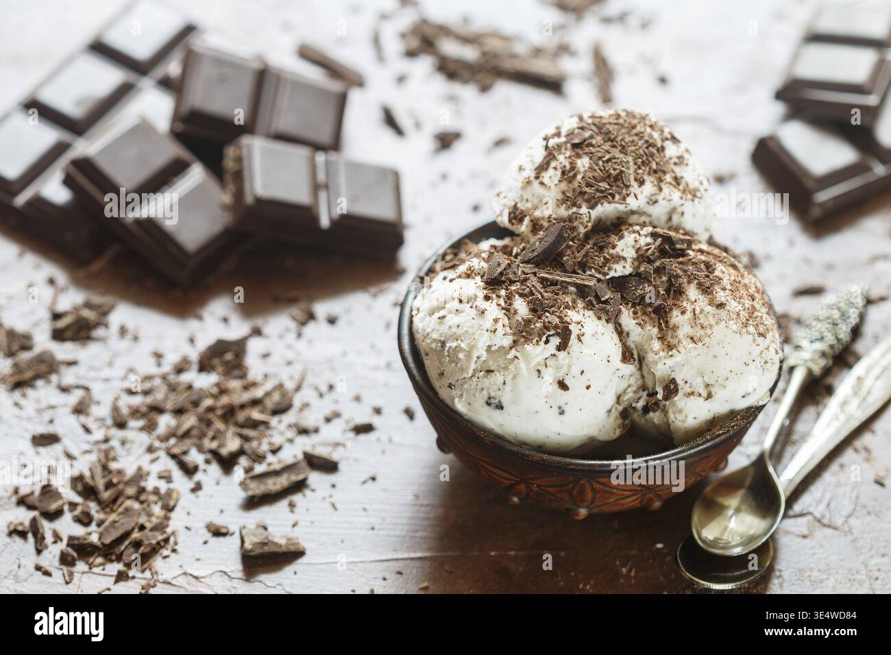 Cibo, gelato alla vaniglia fatto in casa con gocce di cioccolato. Dessert rinfrescante per buongustai. stracciatella. Messa a fuoco selettiva Foto Stock