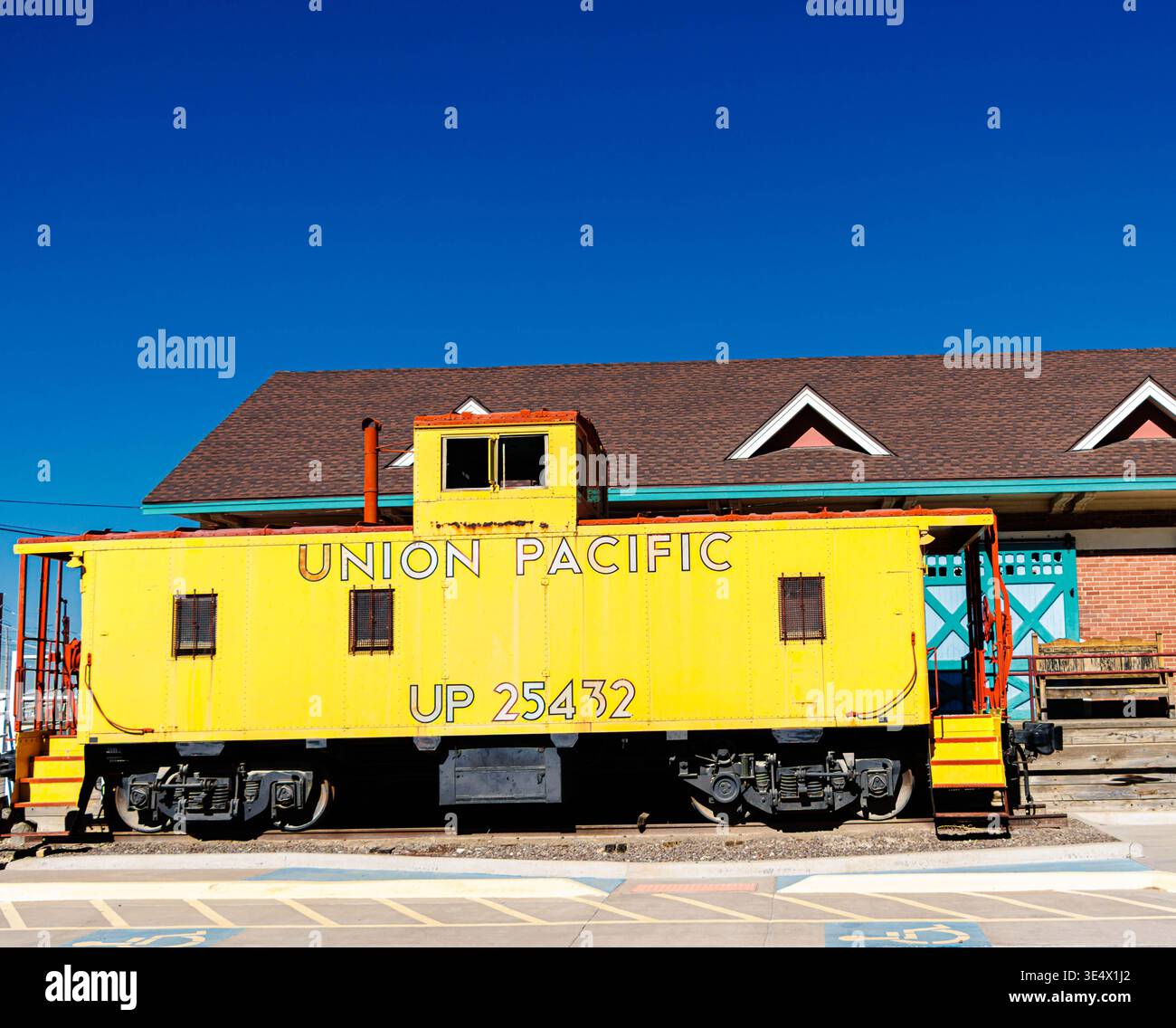 Donna turistica in piedi su Caboose presso l'Old Train Depot, Old Town Pecos, Texas, USA Foto Stock