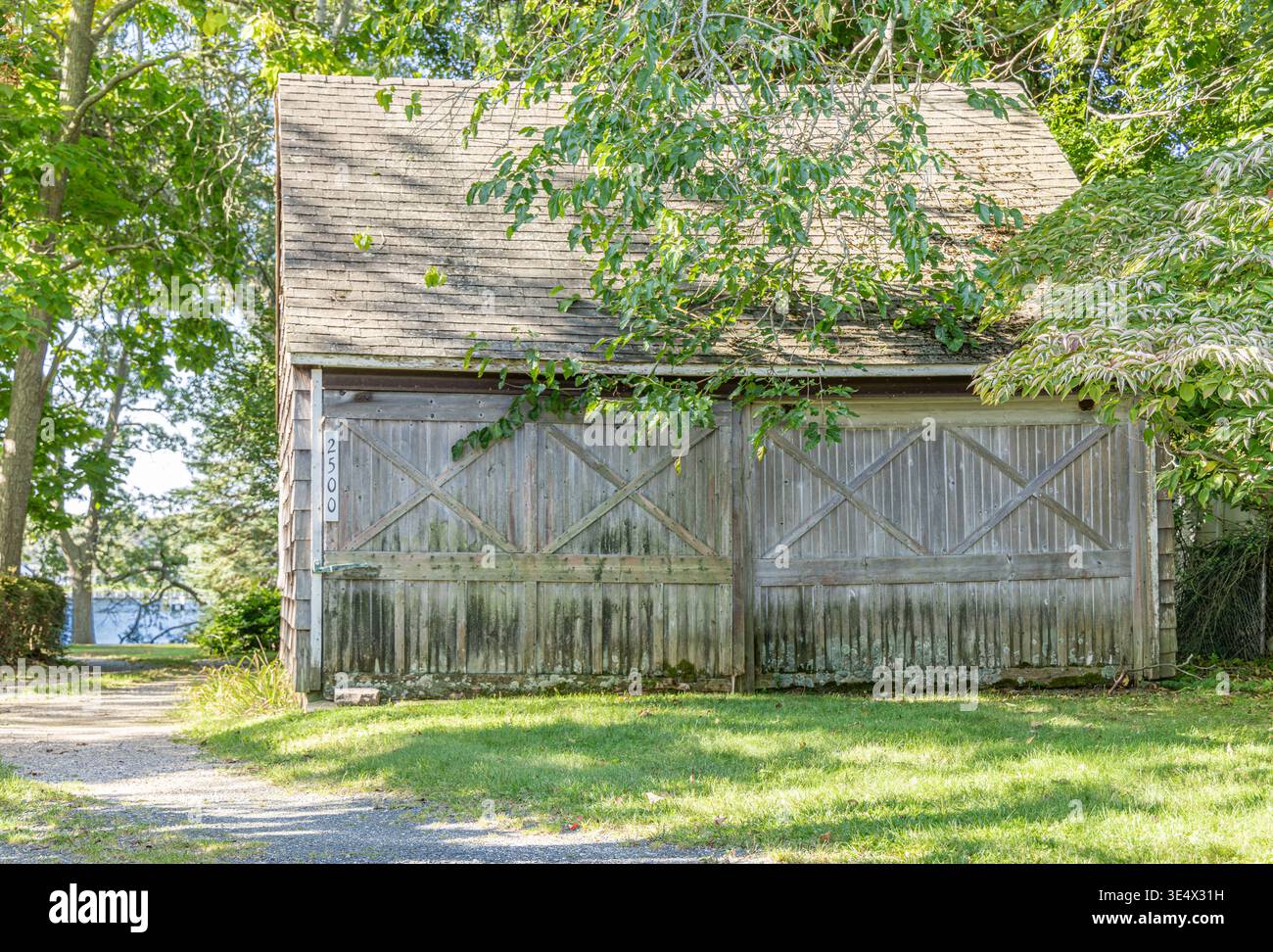 il lato intempestivo di un vecchio barnn nel southold Foto Stock