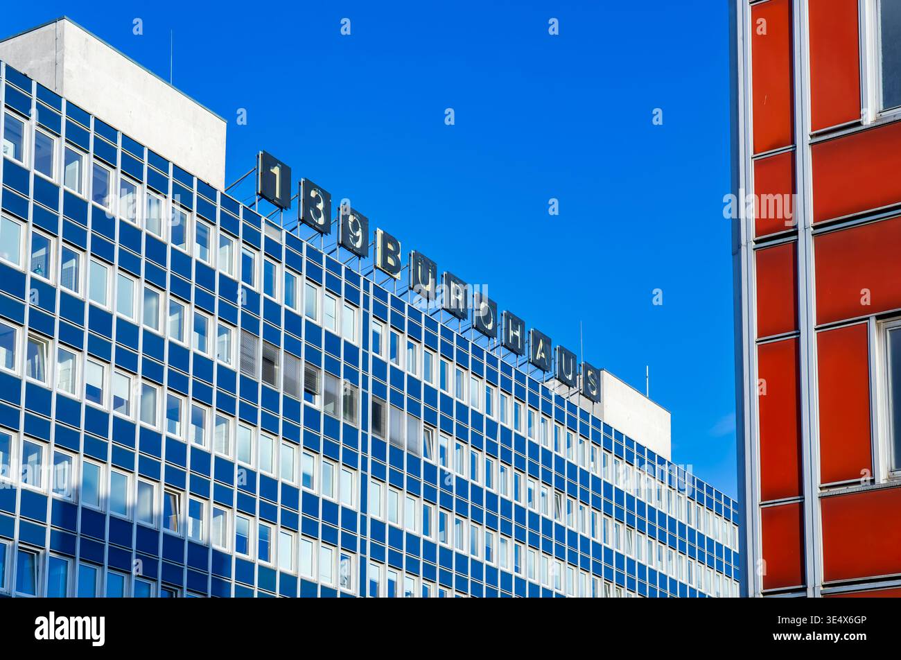 Facciata dell'edificio per uffici di 139 Bürohaus vicino a Storkower Strasse a Berlino, Germania. Foto Stock
