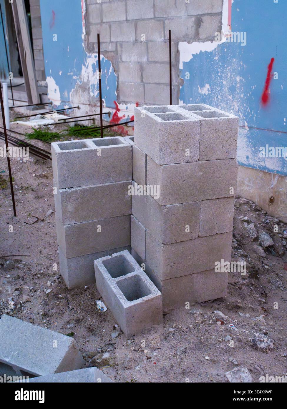 Blocchi di calcestruzzo cavi grigi sono impilati in file per un progetto di ristrutturazione di abitazioni residenziali in un quartiere della Florida. Foto Stock