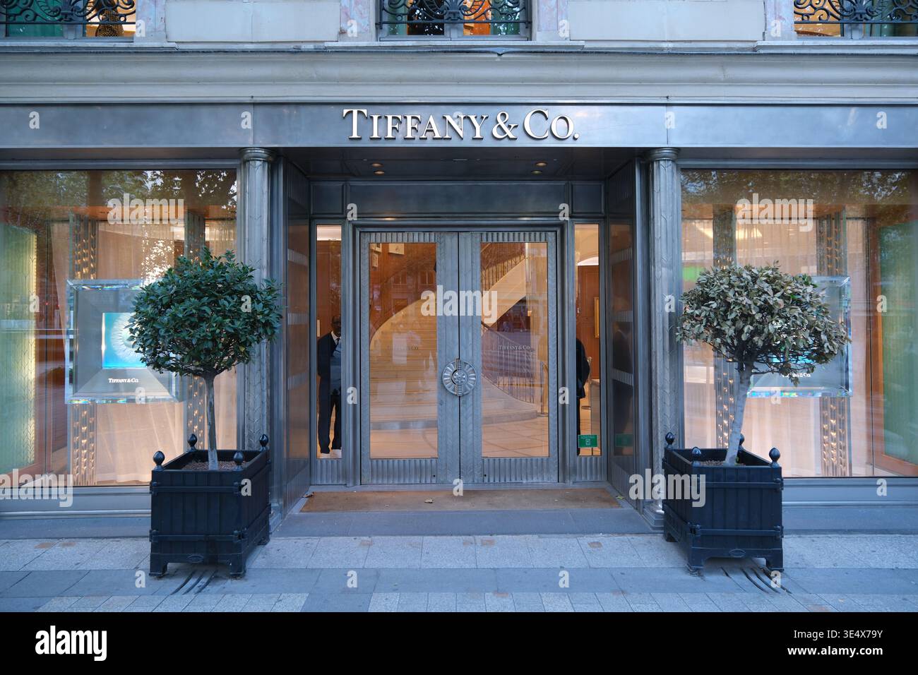 Parigi, Francia - 5 ottobre 2025: Facciata del negozio Tiffany Foto Stock