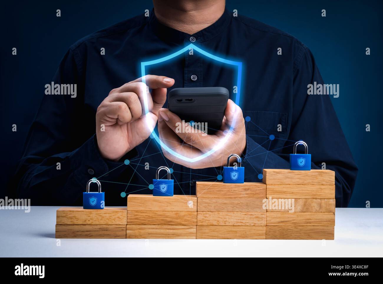 Concetto di sicurezza informatica mobile con smartphone protetto da scudo digitale e lucchetti. Protezione dei dati in tempo reale, transazioni digitali sicure, online Foto Stock