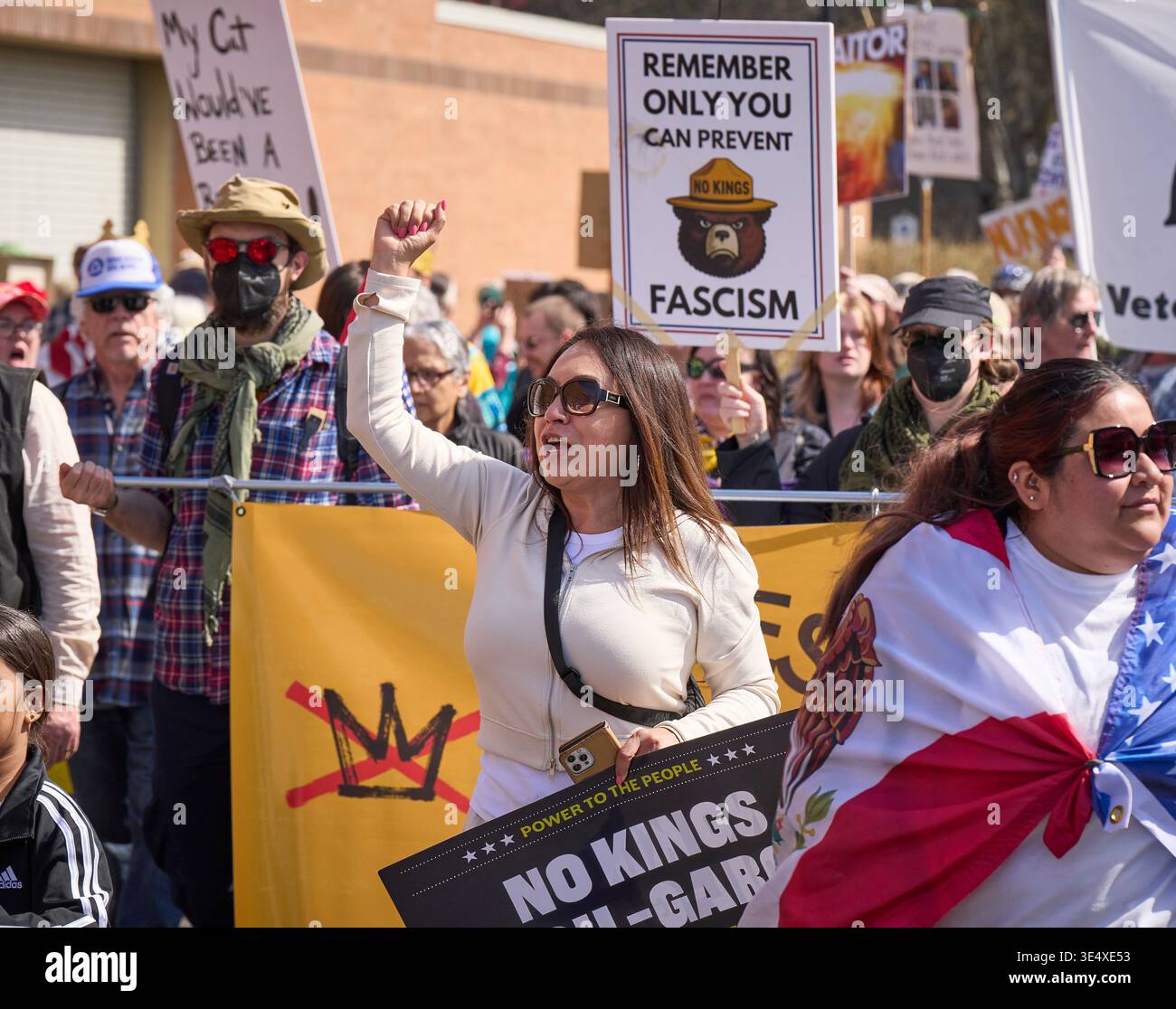 Ofelia Santiago, una leader locale latina, partecipa alla No Kings march a Springfield, Oregon, il 28 marzo 2026. Foto Stock
