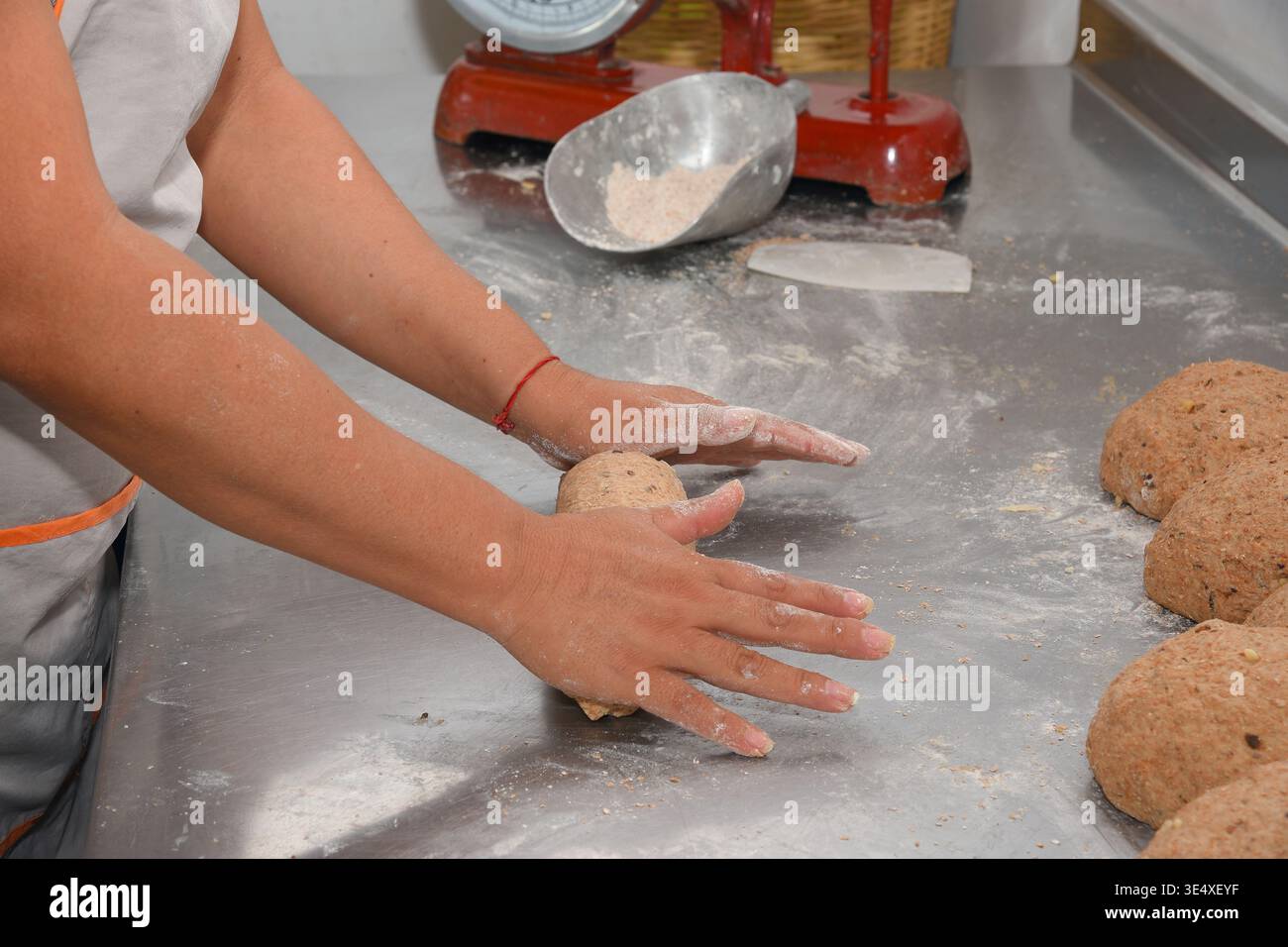 Mani di donna che impastano palla di impasto crudo per cuocere il pane fatto in casa. Concetto di panetteria e pasticceria.cibo sano Foto Stock