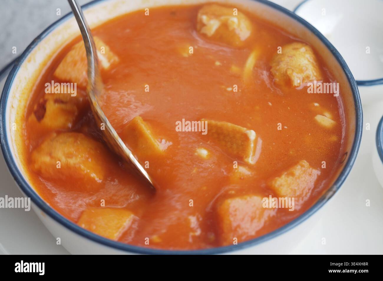 Zuppa con gli ingredienti nel recipiente sul tavolo Foto Stock