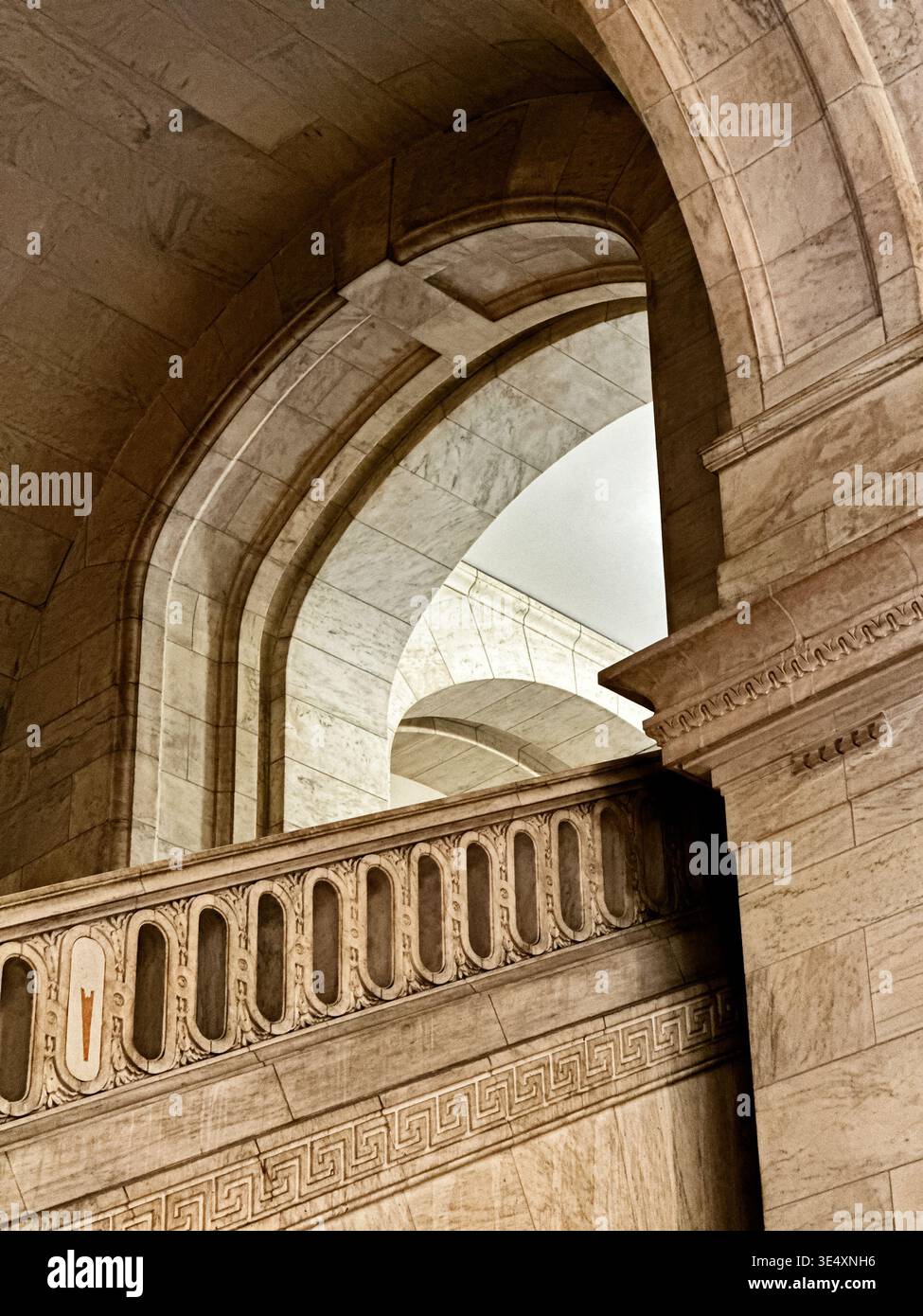 Una scala nella lobby principale della New York Public Library conduce ad un corridoio pieno di luce. Foto Stock