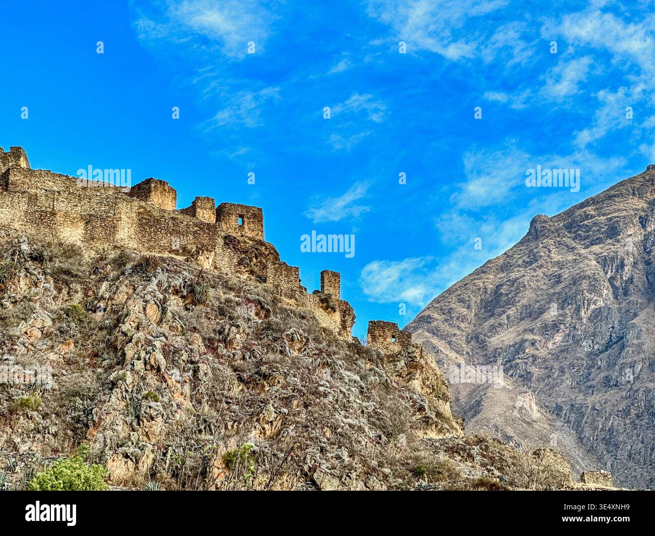 Antichi magazzini di grano Inca fiancheggiano una cresta di montagna vicino alla città di Ollantaytambo in Perù. Foto Stock
