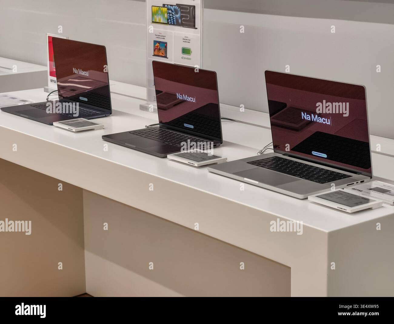 Praga, Repubblica Ceca – 27 marzo 2026: Interno del punto vendita Apple con iPhone, MacBook, Apple Watch e accessori sui tavoli da esposizione Foto Stock
