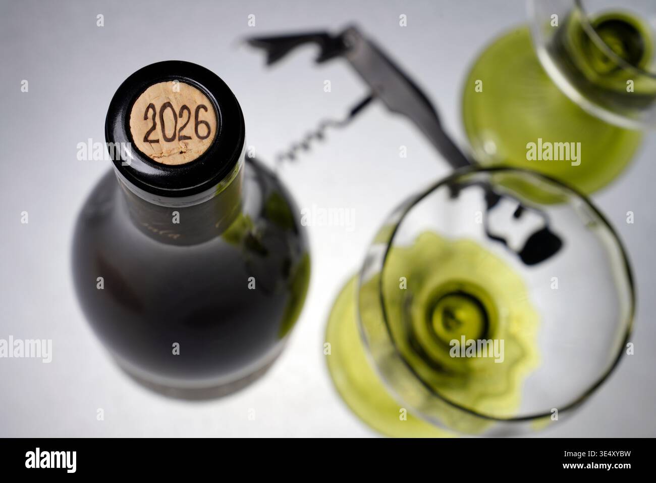 due bottiglie di vino, bicchieri Foto Stock