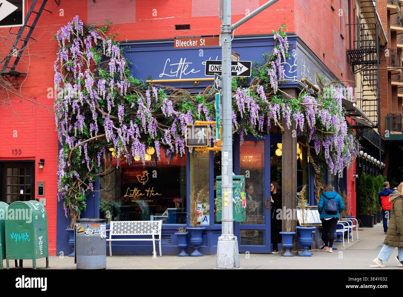 Little Hen, 155 Bleecker St, New York, Un negozio di glicine, decorato con motivi floreali a New York, di un ristorante per brunch nel Greenwich Village di Manhattan. Foto Stock