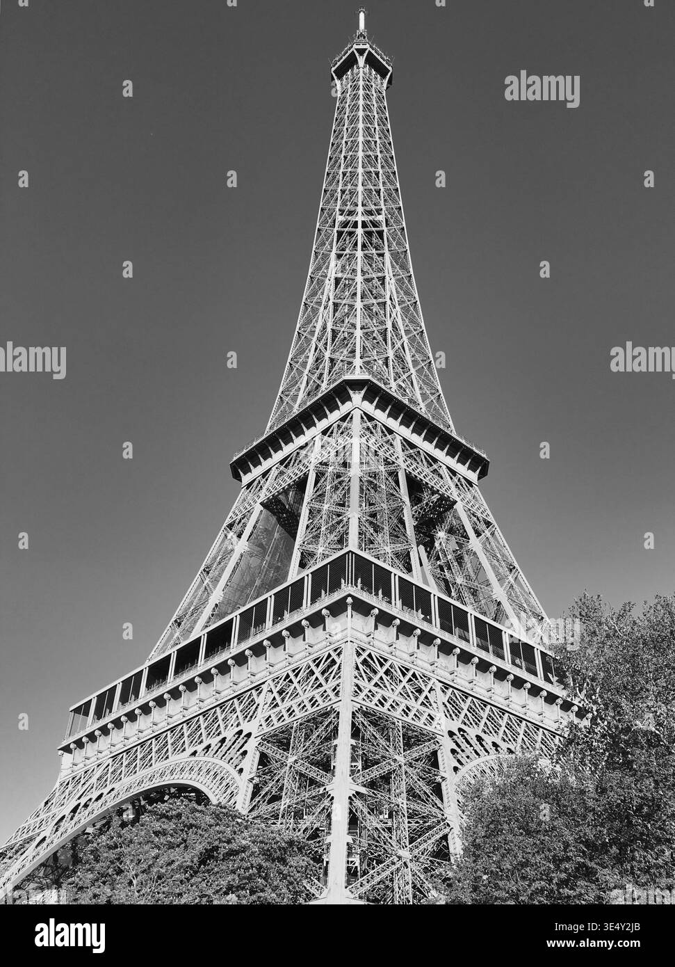 torre eiffel parigi francia in bianco e nero Foto Stock
