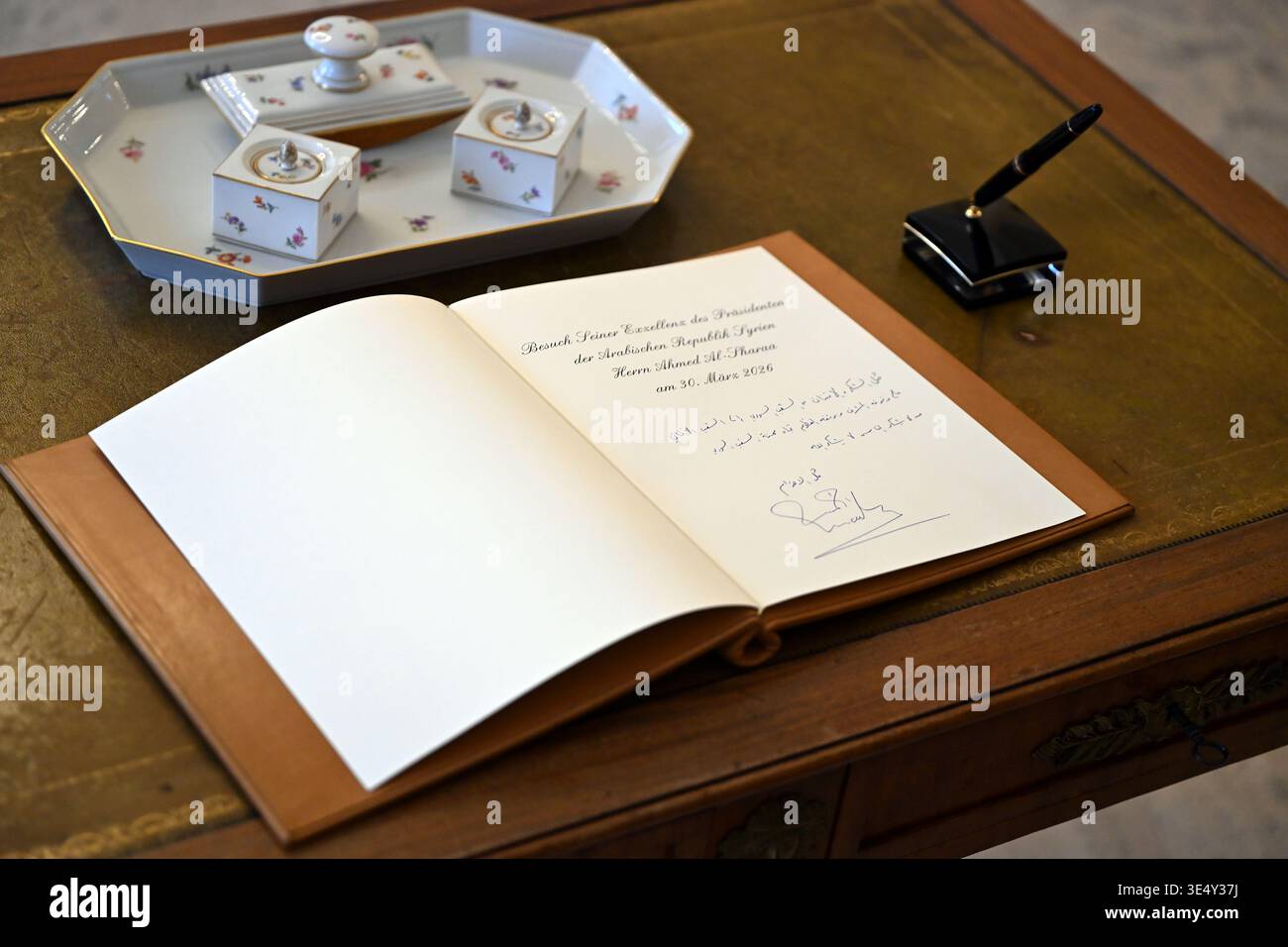 Berlino, Germania. 30 marzo 2026. Il presidente ad interim della Siria Ahmed al-Sharaa viene ricevuto dal presidente federale Steinmeier al Palazzo Bellevue e ha firmato il libro degli ospiti. Crediti: Lilli Förter/dpa/Alamy Live News Foto Stock