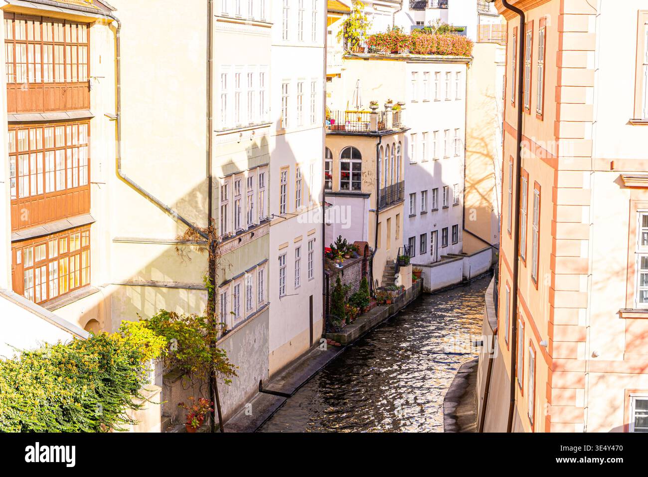 Isola di Kampa a Praga, Repubblica Ceca. Il quartiere Venezia di Praga della città, dove sorgono vecchie case lungo lo stretto Canale Certovka. Foto Stock