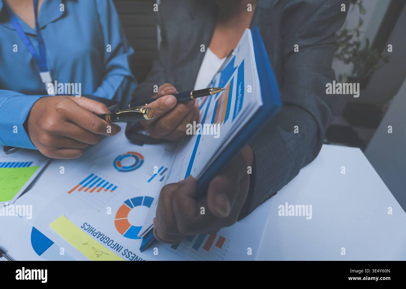 Il team revisore e contabile che lavora in ufficio analizza i dati finanziari e i record contabili con la calcolatrice. La società di contabilità fornisce servizi finanziari e servizi finanziari Foto Stock