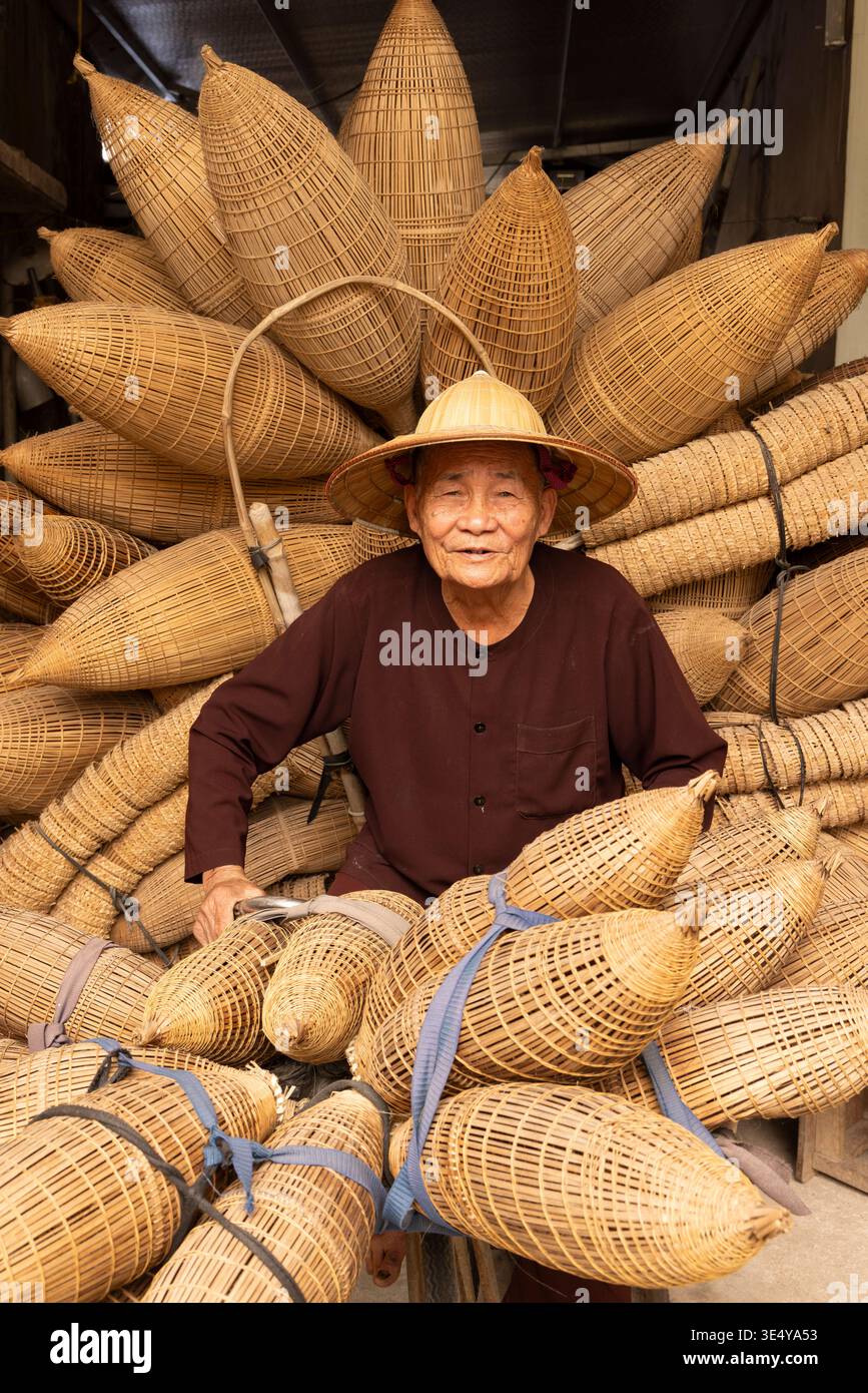 Artigiano locale che trasporta trappole da pesca di bambù fatte a mano, villaggio di Thu Sy, Hanoi, Vietnam, Asia sudorientale Foto Stock