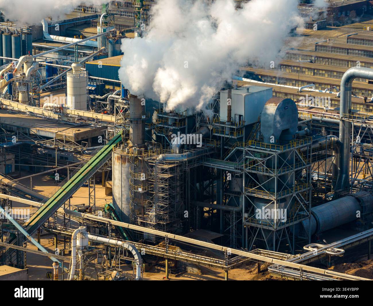 Vista aerea della fabbrica di legno industriale che produce o ricicla prodotti in legno, contribuendo all'inquinamento dei suoi impianti, Grajewo, Podlaskie voi Foto Stock