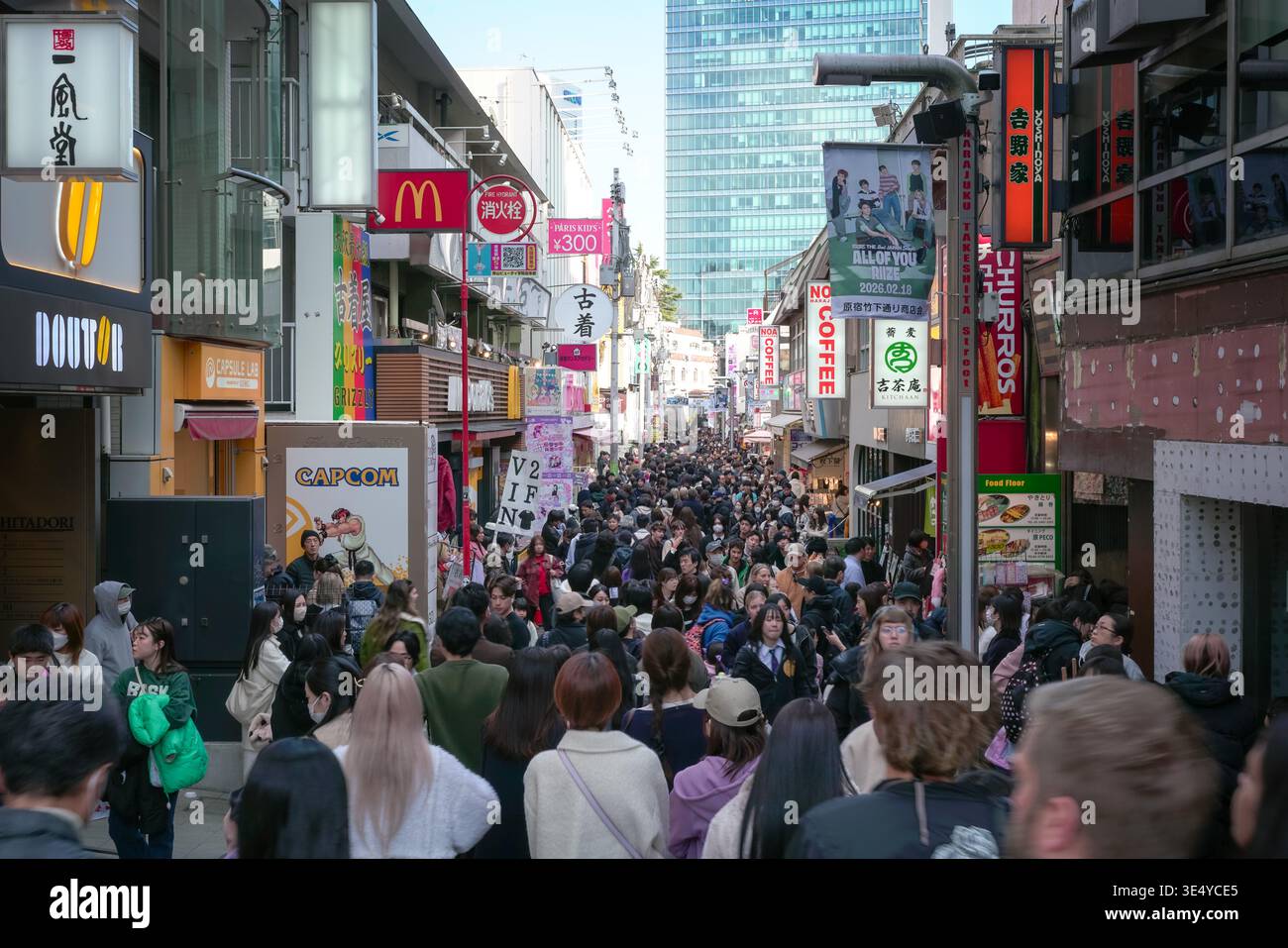 Tokyo, Giappone - 21 febbraio 2026: Affollata via Takeshita ad Harajuku a Tokyo, Giappone. Foto Stock