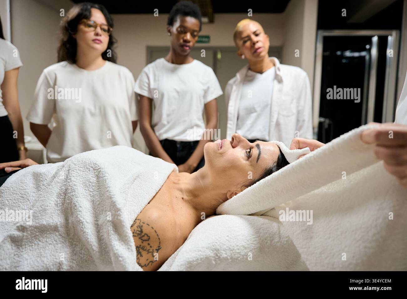 Gli studenti imparano il trattamento termale durante il workshop sulla cura della pelle Foto Stock