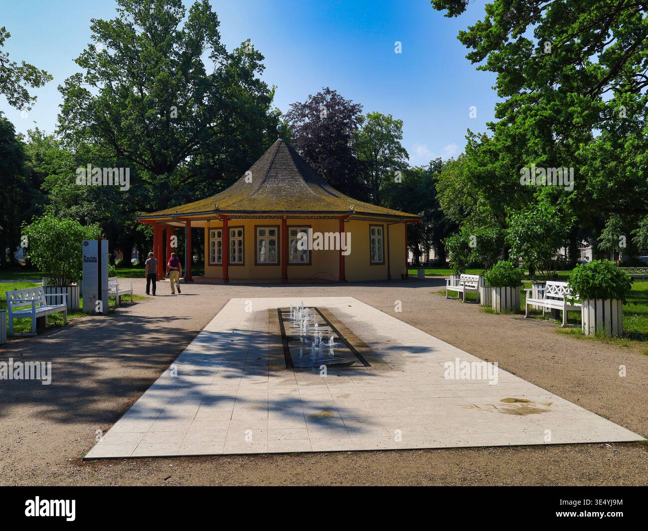 Kunstverein Roter Pavillon a Bad Doberan: Historisches Parkgebäude am Kamp mit Wasserspiel und Galerienutzung an einem sonnigen Sommertag Foto Stock