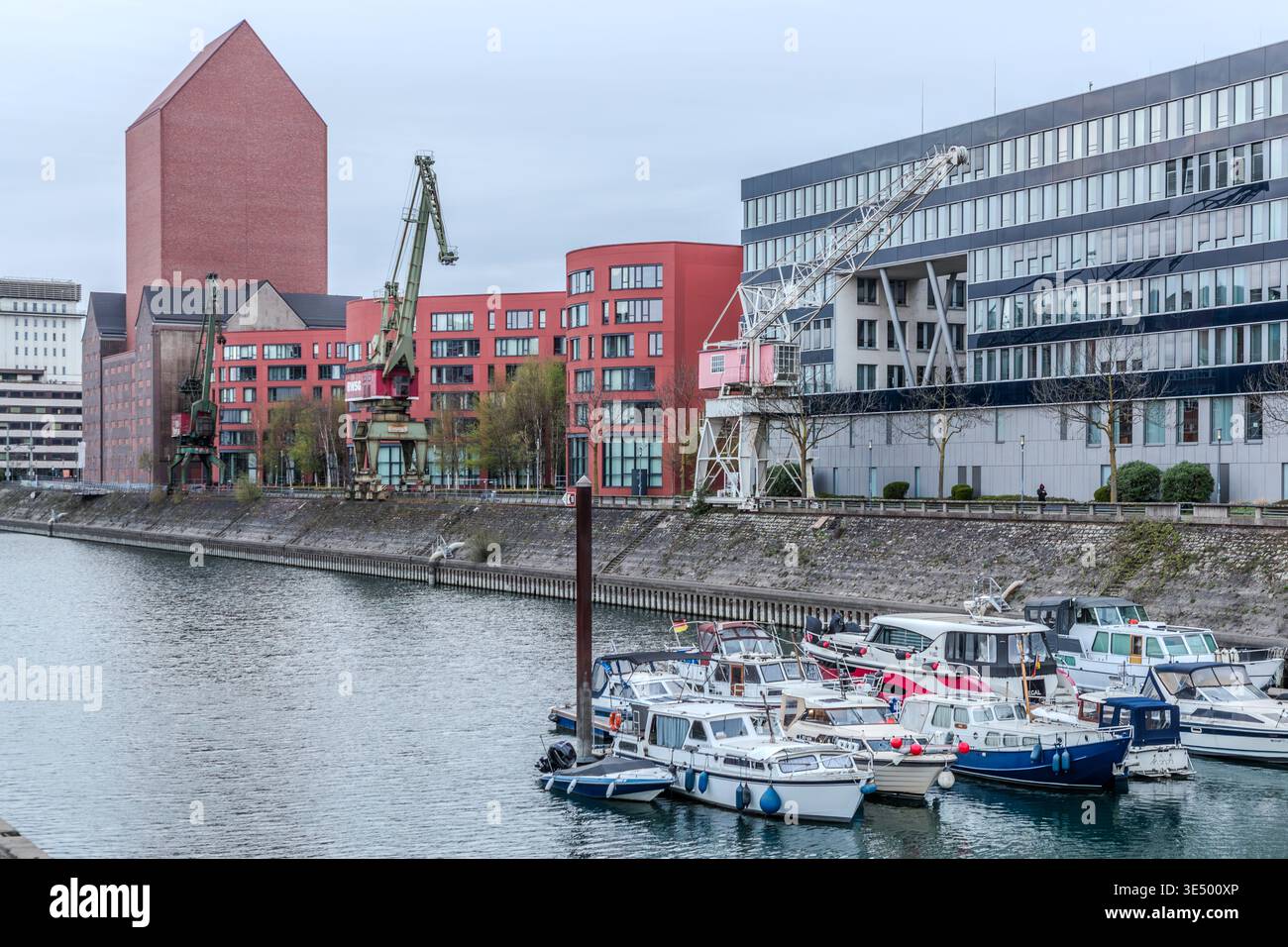 Porto interno di Duisburg, con barche, gru e archivi di Stato della Renania settentrionale-Vestfalia. Il complesso è stato creato a partire dal 2008 attraverso la conversione di un magazzino storico. Il nuovo edificio combina il magazzino storico, risalente al 1936, con una torre d'archivio alta 77 metri e un'estensione a forma d'onda lunga 160 metri. Duisburg, Renania settentrionale-Vestfalia, Germania Foto Stock