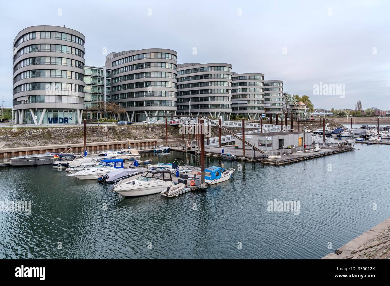 Il complesso di uffici “Five Boats”, progettato nel 2004 dall'architetto britannico di fama Nicholas Grimshaw. Ha progettato i cinque edifici a sei piani a forma di navi, con le prue rivolte verso il porto. Duisburg, Renania Settentrionale-Vestfalia, Germania Foto Stock