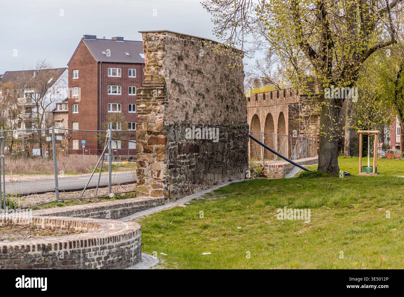 Mura della città vecchia ed edifici moderni a Duisburg, Renania settentrionale-Vestfalia, Germania Foto Stock