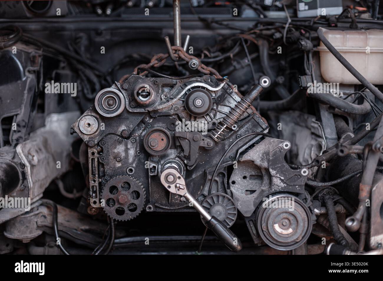 Auto smontata con un motore V8 rotto in garage. riparazione del motore e della valvola Foto Stock