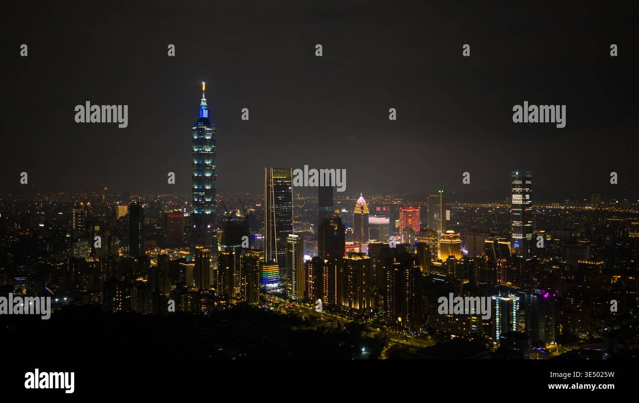 Vista aerea del grattacielo Taipei 101 e dello skyline illuminato della città di notte con luci urbane scintillanti sotto un cielo scuro nel Villaggio Xicun, Taipei Cit Foto Stock