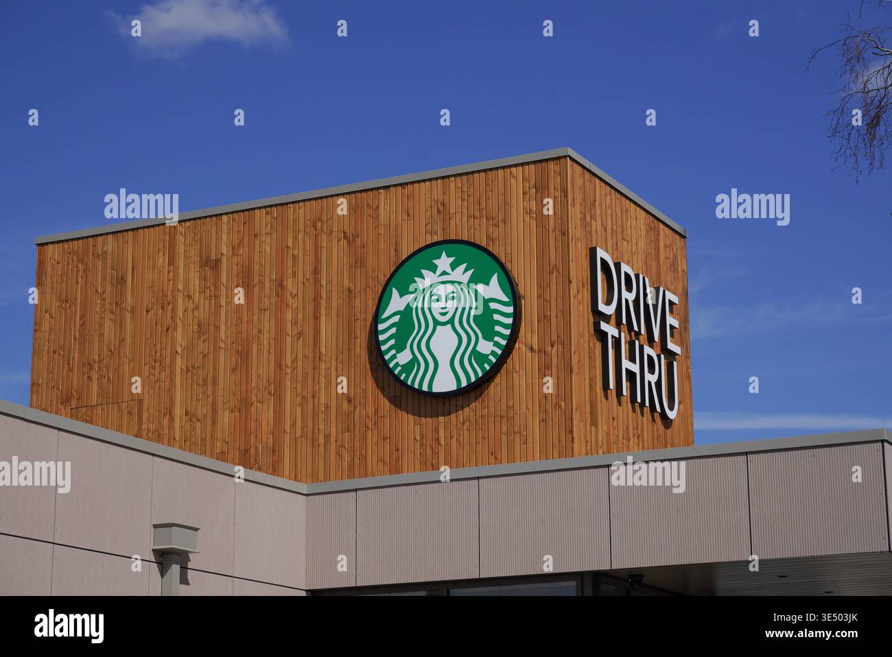 Logo del marchio Starbucks all'esterno del drive thru Coffee Outlet - Southampton Regno Unito 31 marzo 2025 Foto Stock