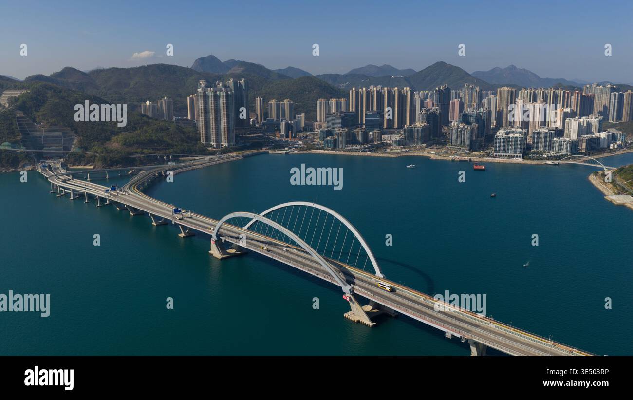 Vista aerea del ponte Cross Bay Link con il suo iconico design a doppio arco che si estende attraverso Junk Bay verso gli alti edifici residenziali e l Foto Stock