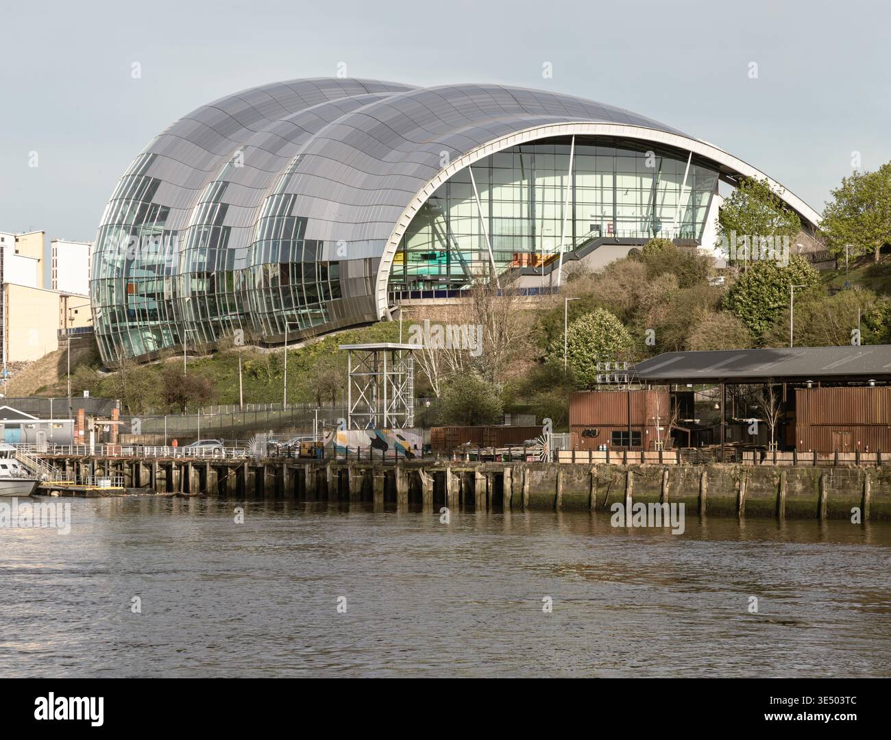 Newcastle, Regno Unito - 11 aprile 2025 - le curve scintillanti e ondulate del Glasshouse International Centre for Music (Sage Gateshead) dominano l'horizo Foto Stock