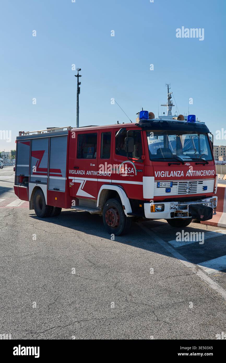 Bari. Italia - 30 marzo 2026: Autocarro antincendio professionale con marchio GSA e sirene blu parcheggiato al molo del Mediterraneo in rappresentanza di indu Foto Stock