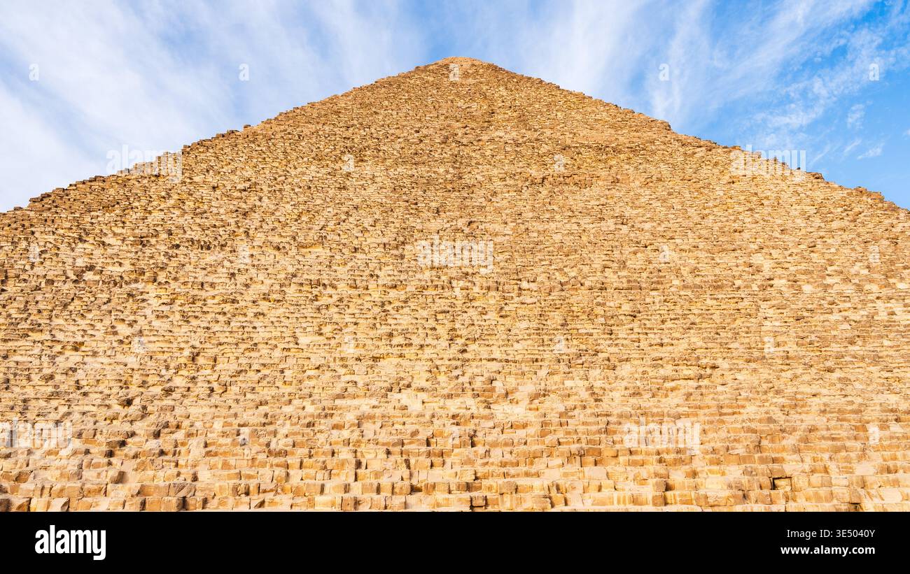 Primo piano del picco della Piramide Khafre, con blocchi di pietra calcarea Foto Stock