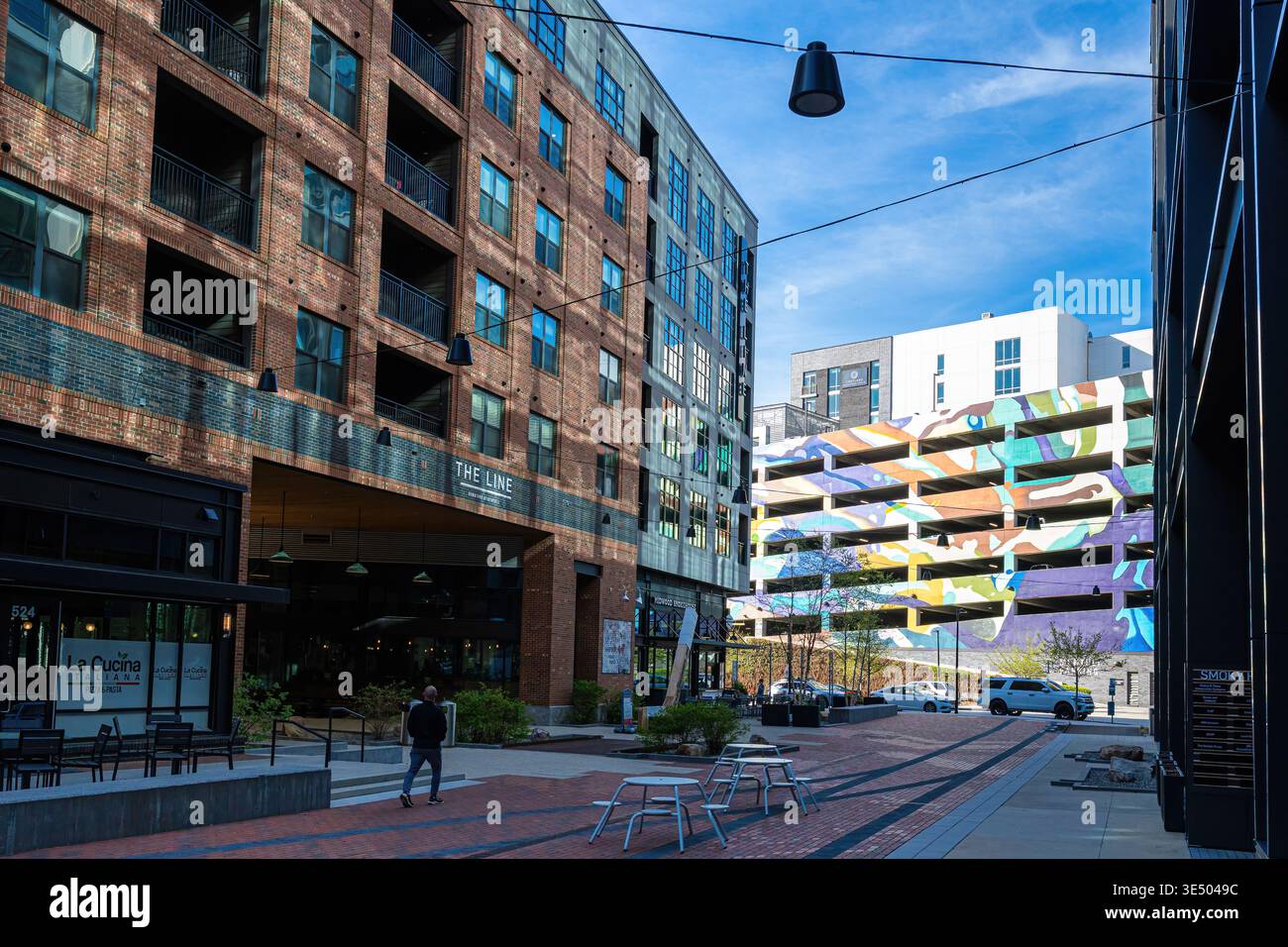 Raleigh, North Carolina, Stati Uniti: Una passeggiata pedonale attraverso un corridoio ombreggiato tra i moderni condomini nello Smoky Hollow Development. Foto Stock