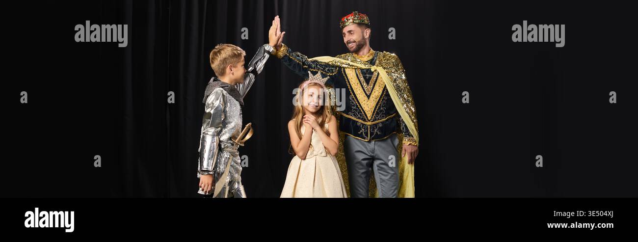 I bambini entusiasti imparano a conoscere il teatro mentre il loro tutor elegante condivide movimenti ed espressioni creative. Foto Stock