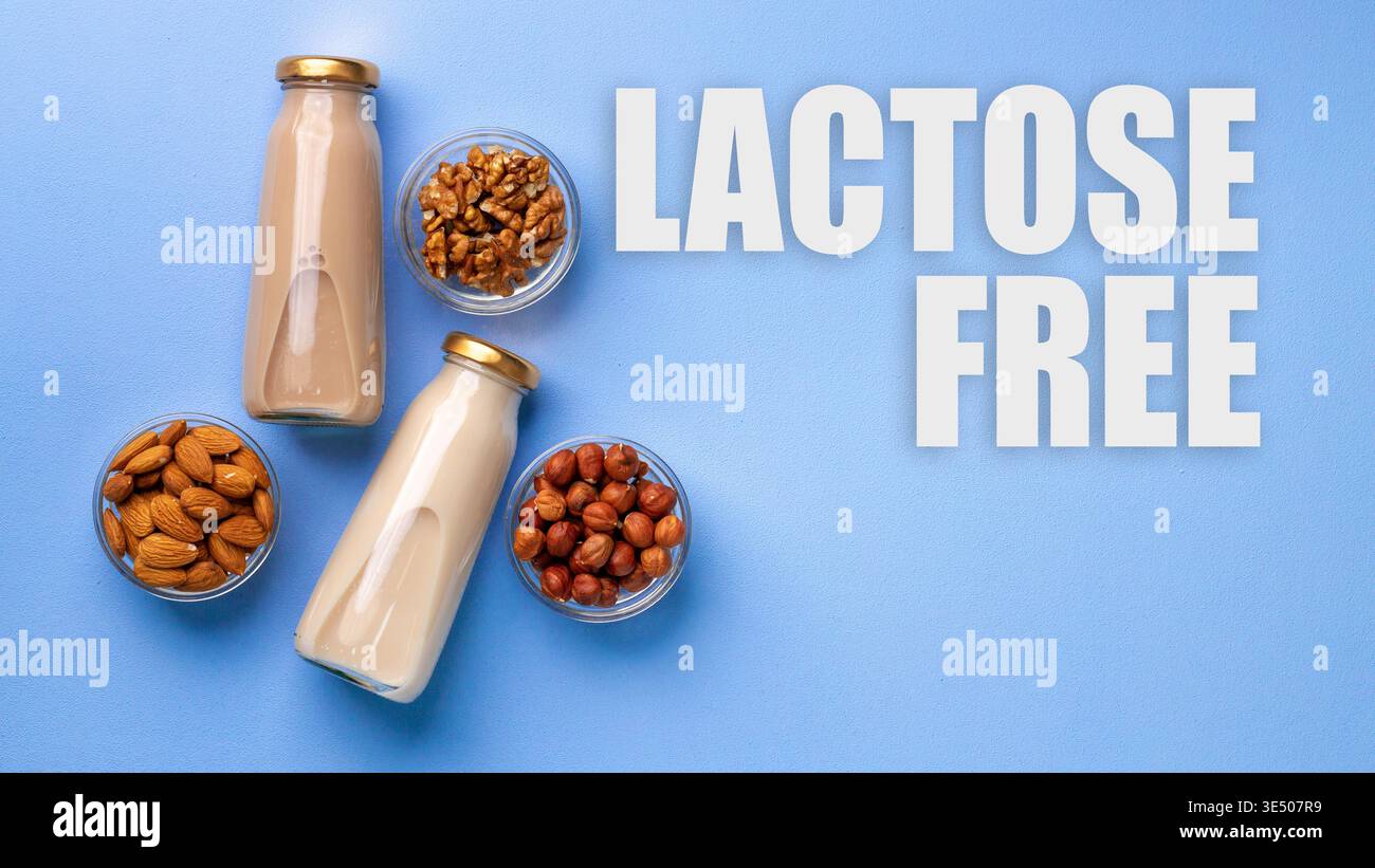 Latte alternativo con noci su superficie blu per una dieta senza glutine al lattosio Foto Stock