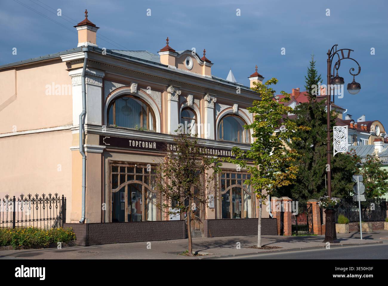 TYUMEN, RUSSIA - 25 AGOSTO 2025: Il vecchio Kolokolnikov Manor (casa commerciale). Il centro storico di Tyumen Foto Stock