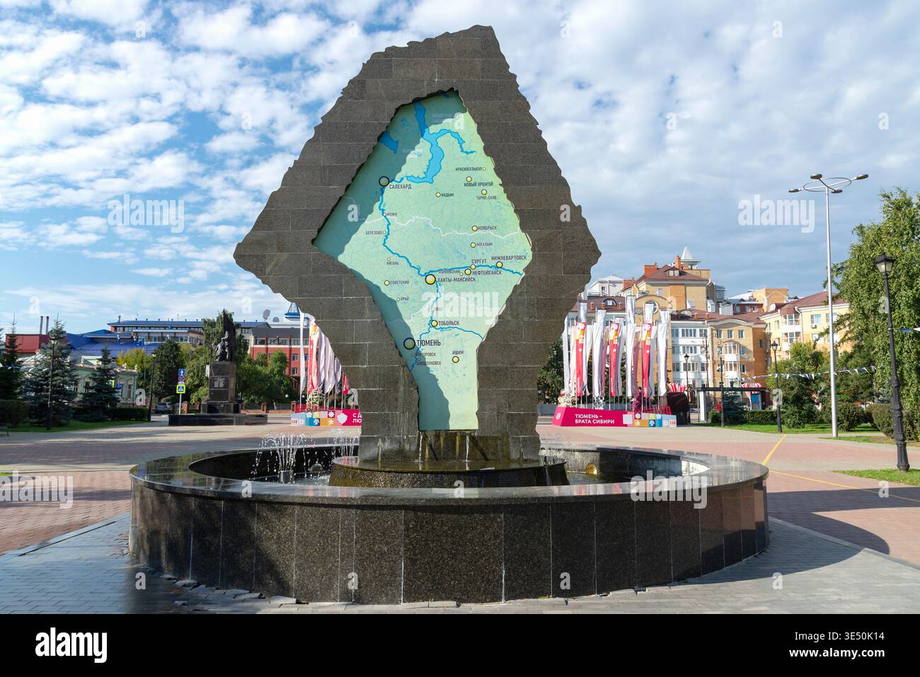 TYUMEN, RUSSIA - 25 AGOSTO 2025: Mappa della regione di Tyumen sulla piazza dei combattenti della Rivoluzione. Il centro storico di Tyumen Foto Stock