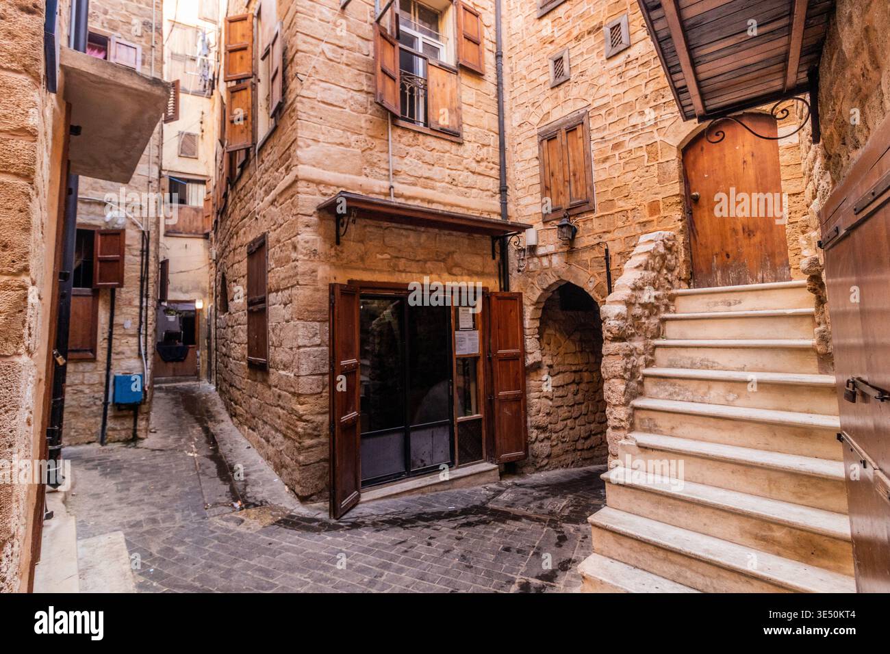 Vicoli stretti nella città vecchia di Sidone, Libano Foto Stock