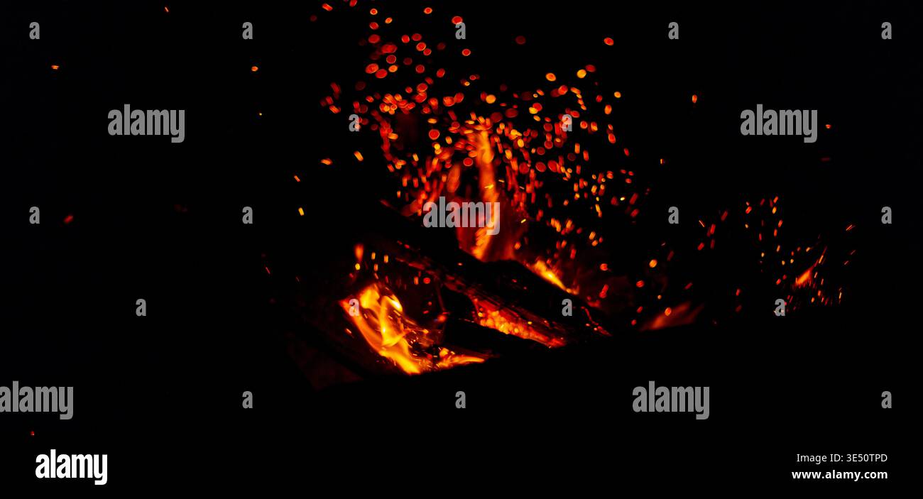 Fuoco e scintille su sfondo nero. Falò con scintille Foto Stock