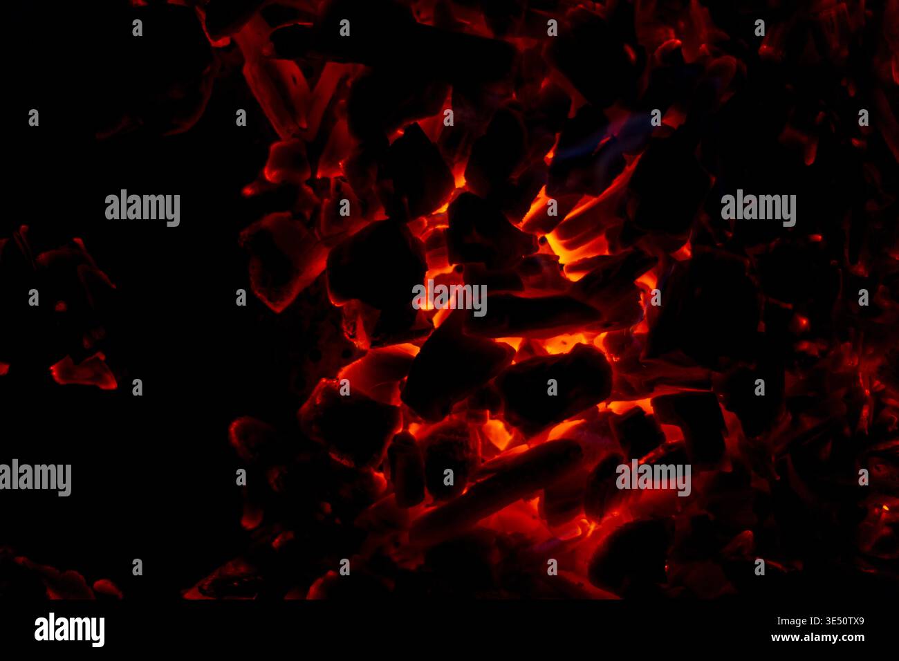 Carboni rossi soffocanti di notte. Fuoco in fiamme Foto Stock